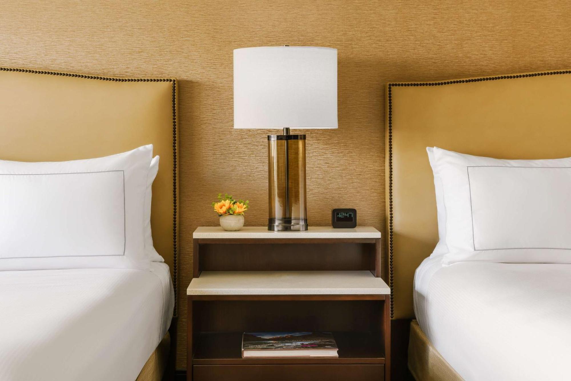 Hilton Phoenix Airport Екстериор снимка